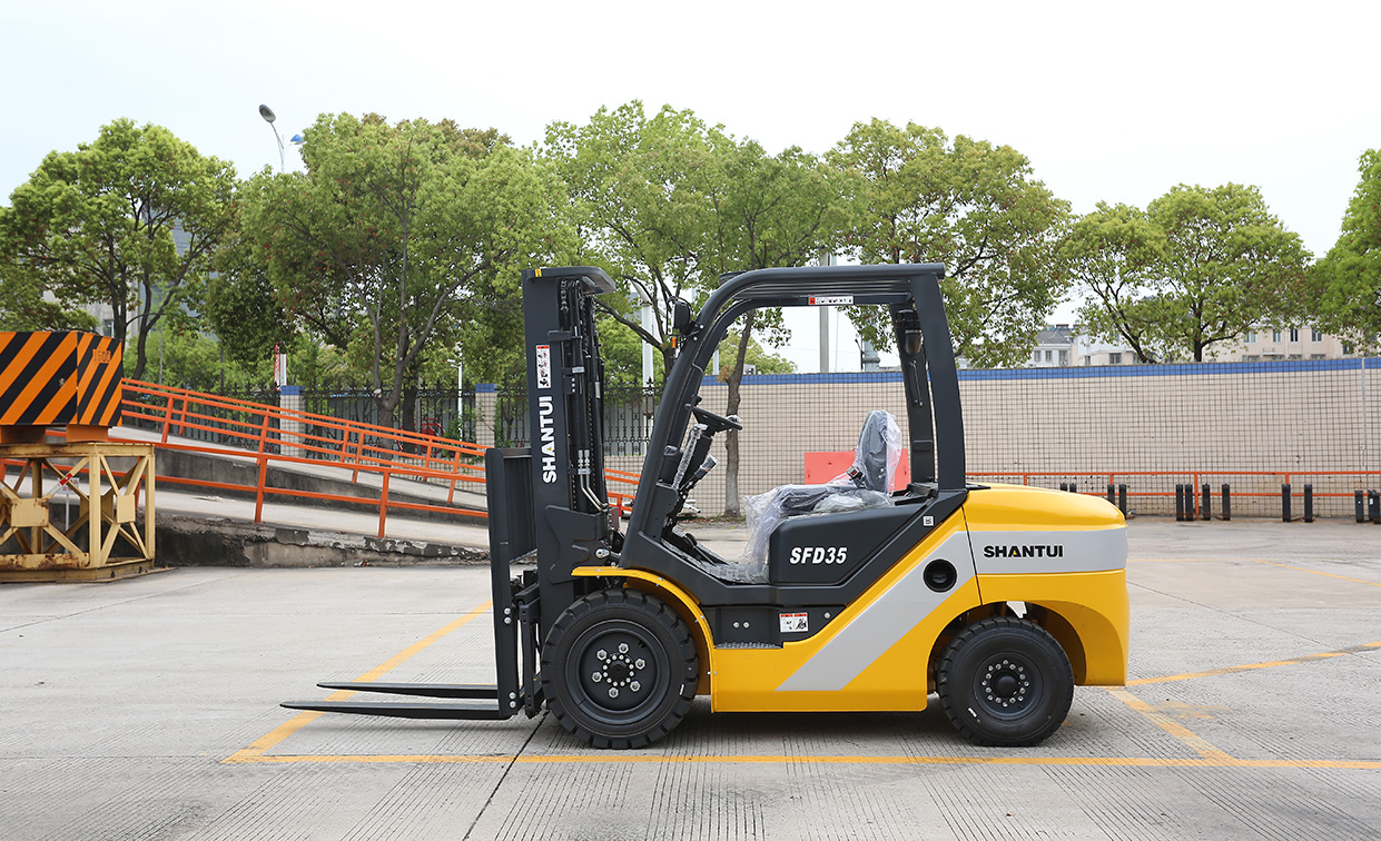 SHANTUI SFD35 Forklift Work in an Industrial Park